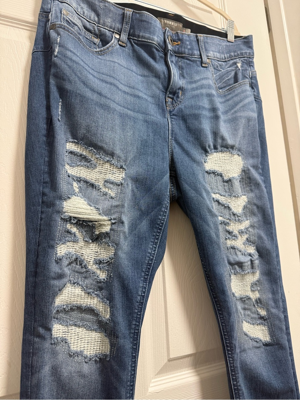 Torrid The Bombshell Skinny Woman’s Blue Denim Jeans Distressed 16R
